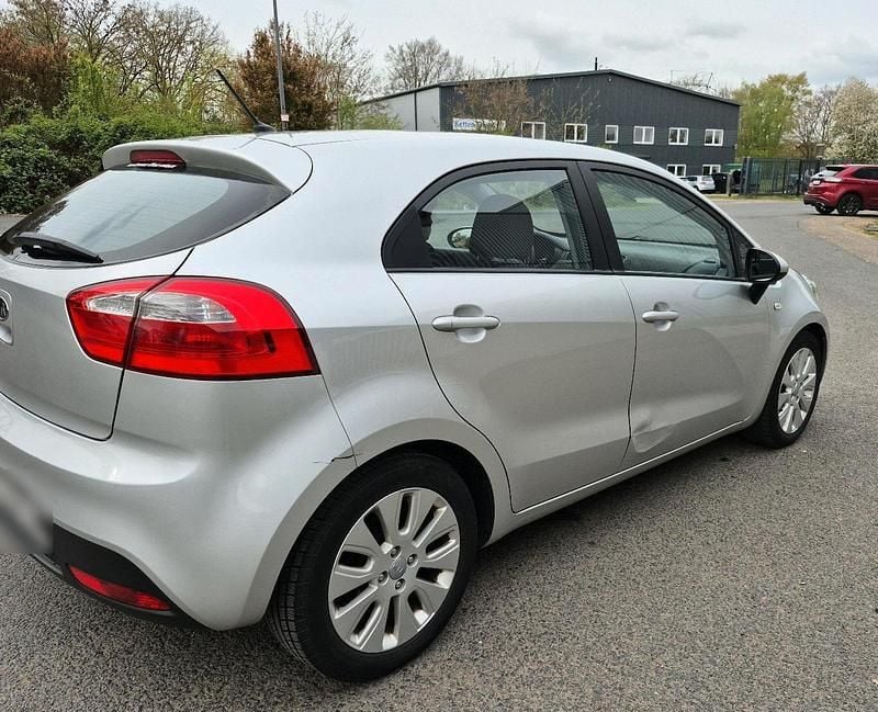 Gebraucht Kia Rio 109 PS (80 kW) 2011 Grau Kleinwagen