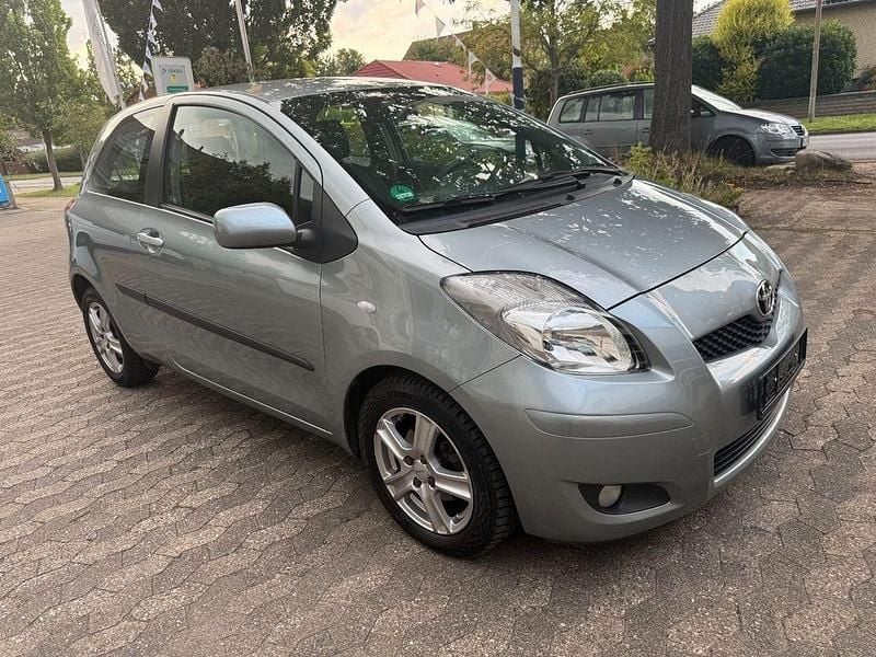 Grau Gebraucht 2010 Toyota Yaris Cool Limousine | 5.999 € (Fairer Preis) - Bild 1/4
