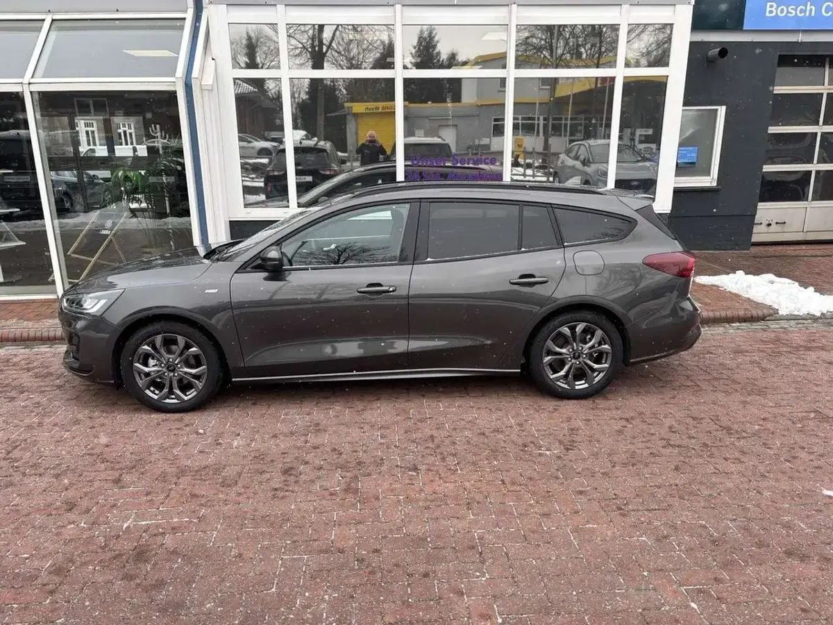 Neu Ford Focus ST-Line 155 PS (114 kW) 2025 Obsidianschwarz metallic Kombi
