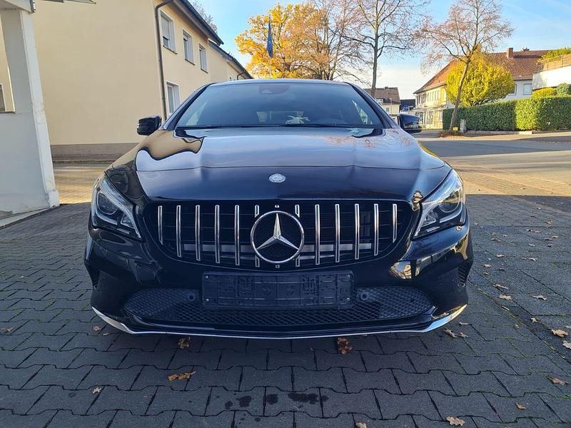 Schwarz Gebraucht 2017 Mercedes CLA180 Shooting Brake Urban Kombi | 15.950 € (Guter Preis) - Bild 1/4