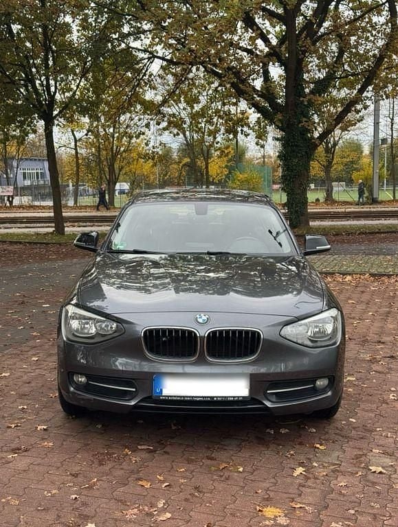 Grau Gebraucht 2012 BMW 118 Sport Line Kleinwagen | 8.450 € (Fairer Preis) - Bild 1/4