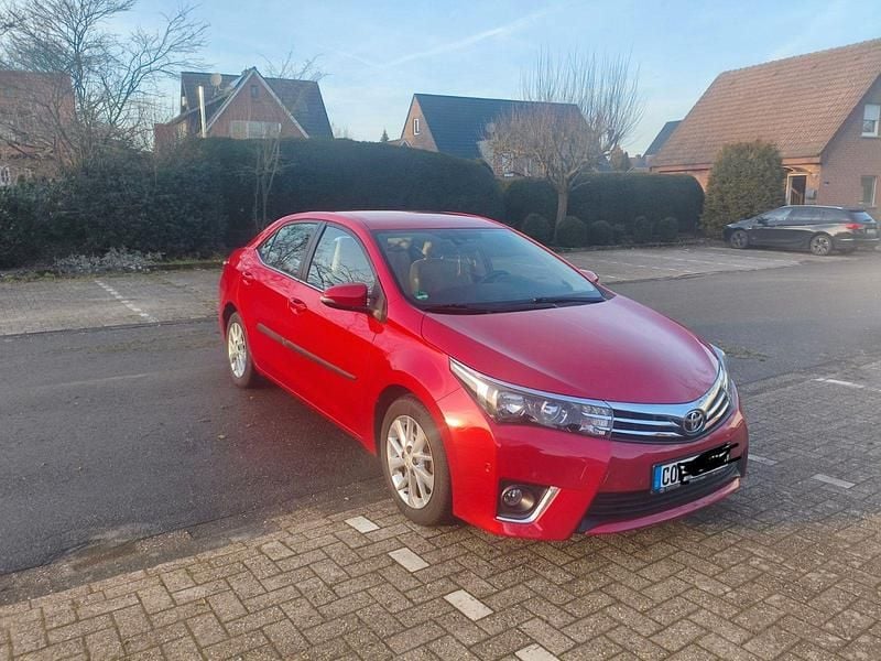 Gebraucht Toyota Corolla Executive 90 PS (66 kW) 2015 Rot Limousine