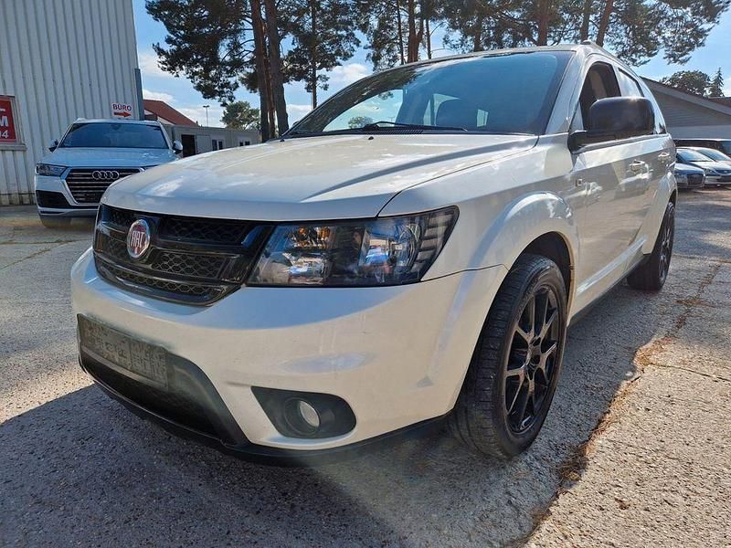Weiß Gebraucht 2014 Fiat Freemont Black Code SUV | 6.222 € (Fairer Preis) - Bild 1/4