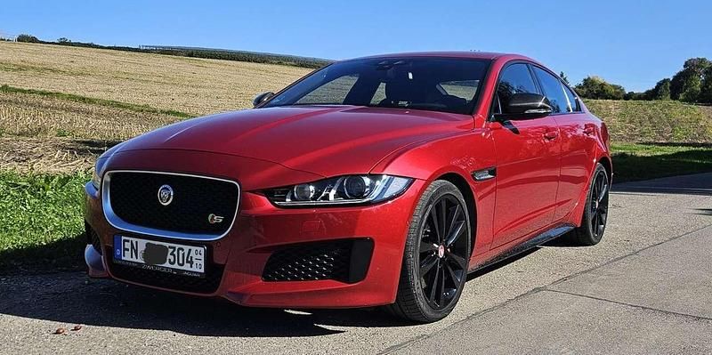 Rot Gebraucht 2015 Jaguar XE S Limousine | 44.000 € - Bild 1/4