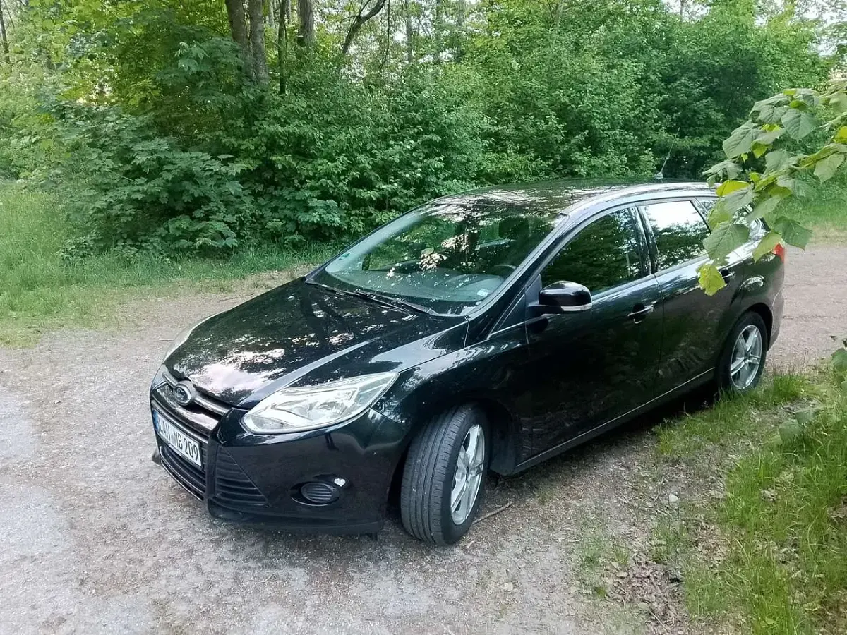Gebraucht Ford Focus Trend 125 PS (91 kW) 2014 Schwarz Kombi
