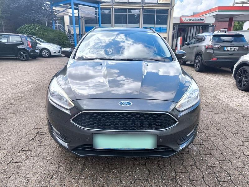 Grau Gebraucht 2015 Ford Focus Kombi | 7.999 € (Fairer Preis) - Bild 1/4