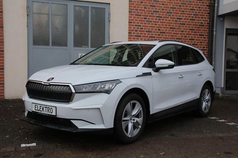 Weiß Gebraucht 2023 Skoda Enyaq iV Lodge SUV | 26.700 € (Superpreis) - Bild 1/4