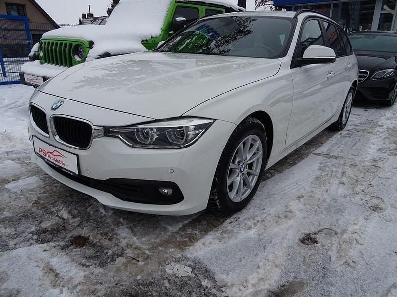 Weiß Gebraucht 2018 BMW 320 Advantage Kombi | 14.880 € (Fairer Preis) - Bild 1/4
