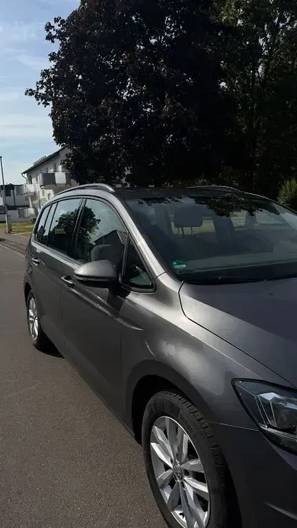 Gebraucht VW Touran Comfortline 110 PS (80 kW) 2017 Grau Van / Kleinbus