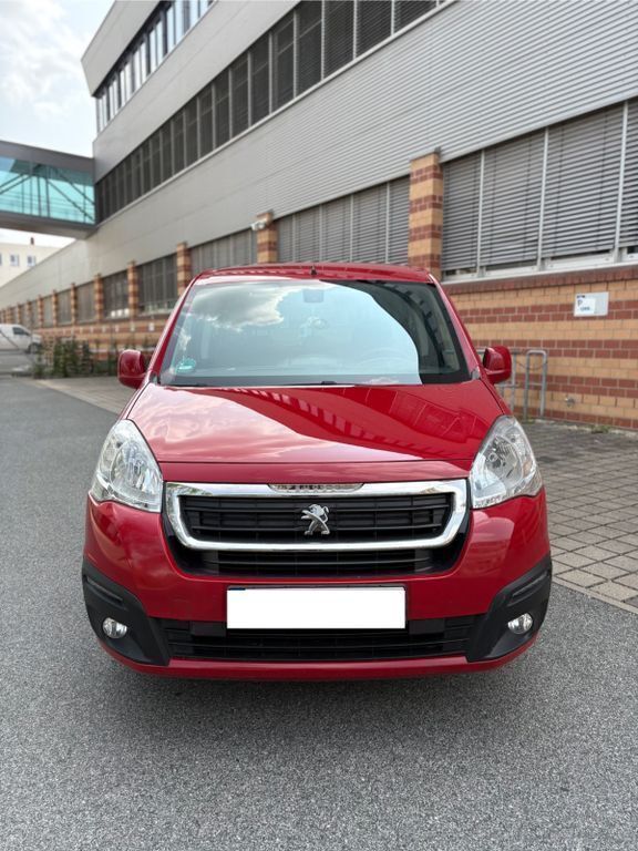 Rot Gebraucht 2018 Peugeot Partner Tepee Active Van / Kleinbus | 3.900 € (Guter Preis) - Bild 1/4