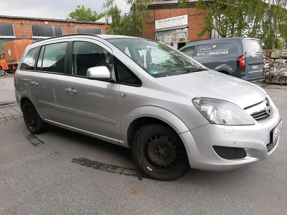 Gebraucht Opel Zafira Family 115 PS (84 kW) 2013 Silber Van / Kleinbus