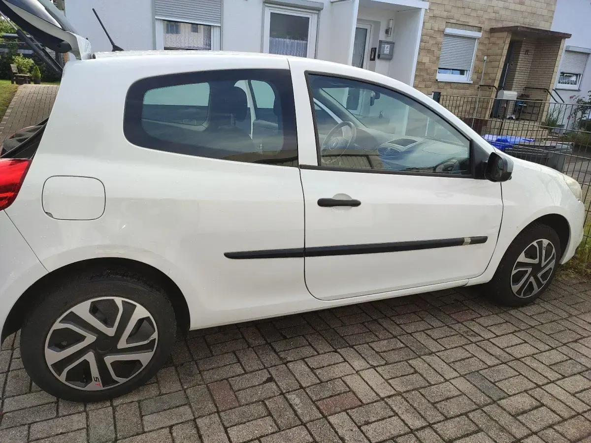 Gebraucht Renault Clio 74 PS (54 kW) 2009 Weiß Kleinwagen