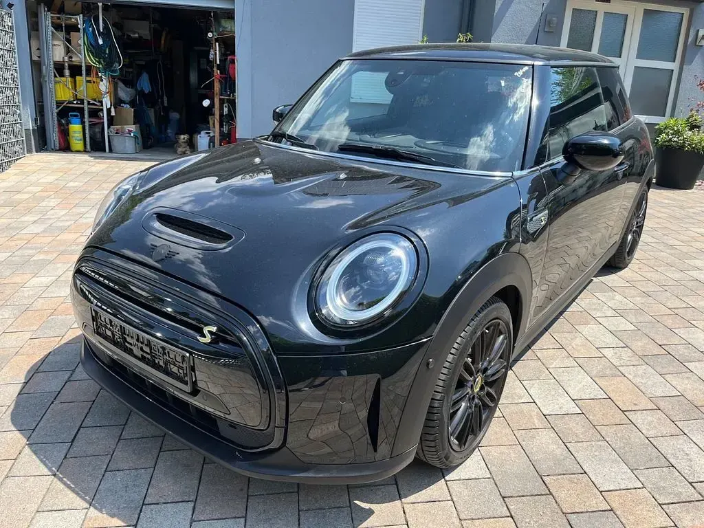 Gebraucht Mini Cooper SE 135 kW (184 PS) 2023 Midnight black metallic Kleinwagen