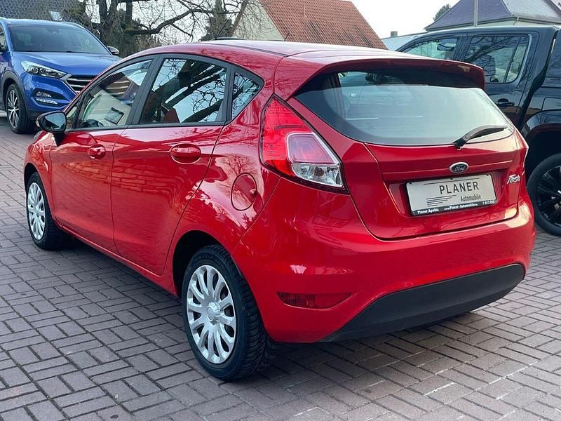 Gebraucht Ford Fiesta Trend 82 PS (60 kW) 2015 Rot Limousine