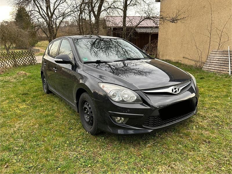 Gebraucht Hyundai i30 90 PS (66 kW) 2011 Schwarz Kleinwagen