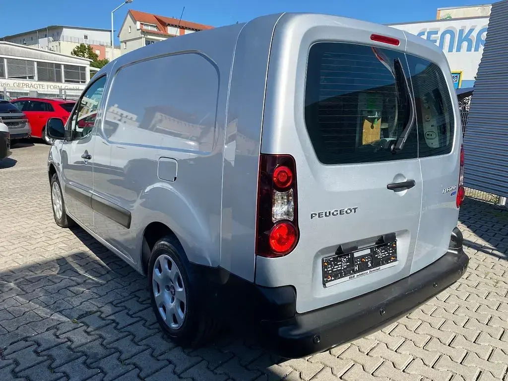 Gebraucht Peugeot Partner Comfort plus 99 PS (72 kW) 2015 Silber Van / Kleinbus