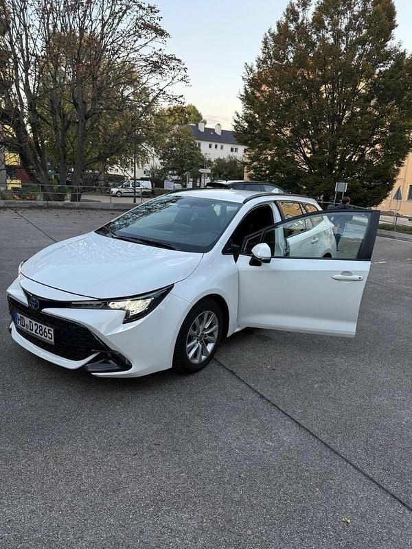 Weiß Gebraucht 2024 Toyota Corolla Business Edition Kombi | 21.000 € (Etwas zu teuer) - Bild 1/4