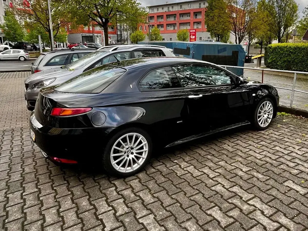 Second-hand Alfa Romeo GT Distinctive 241 CP (177 kW) 2007 Negru Coupe