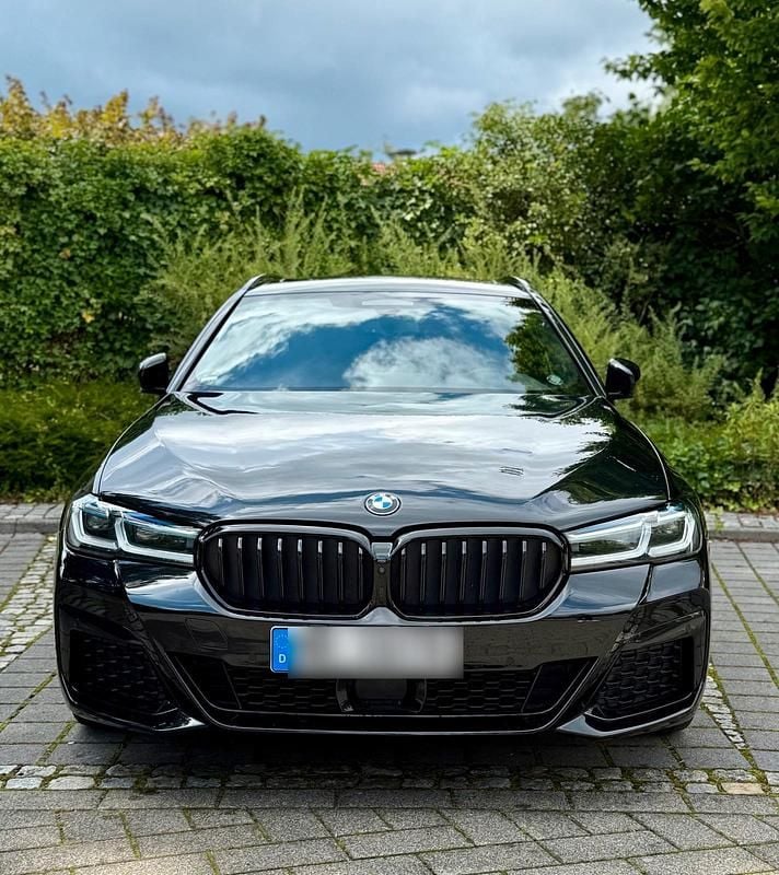 Schwarz Gebraucht 2020 BMW 530 M Sport Kombi | 41.000 € (Teuer) - Bild 1/4