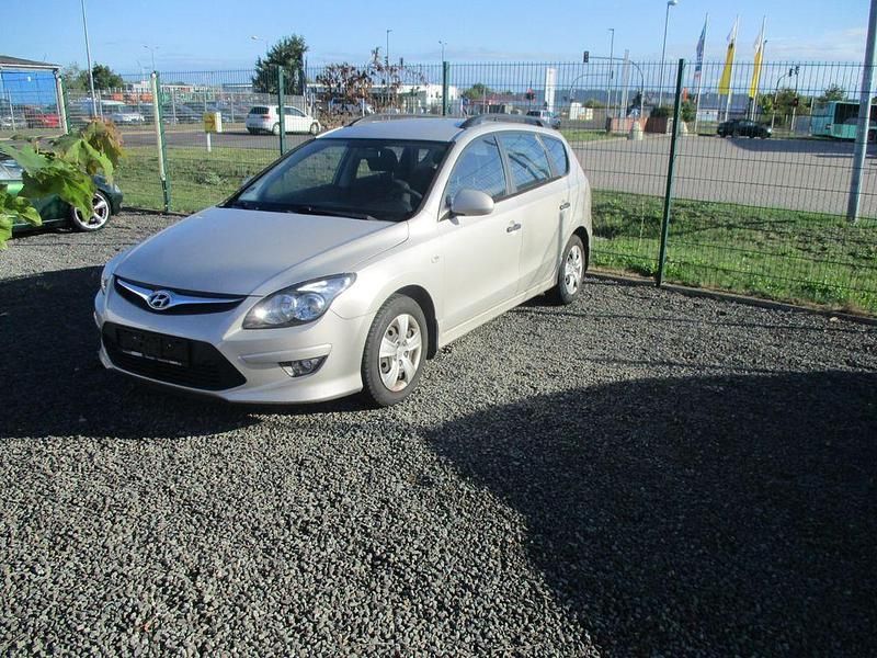 Gelb Gebraucht 2012 Hyundai i30 Kombi | 4.990 € (Guter Preis) - Bild 1/4