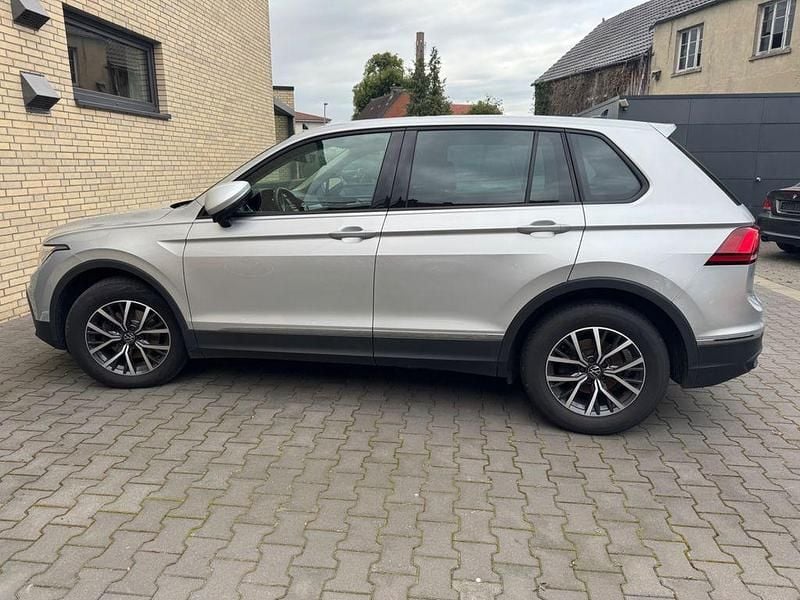 Silber Gebraucht 2022 VW Tiguan Basis SUV | 21.999 € (Superpreis) - Bild 1/4