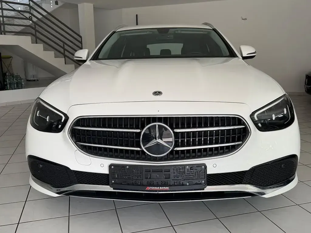 Gebraucht Mercedes E220 200 PS (147 kW) 2023 Weiß Limousine
