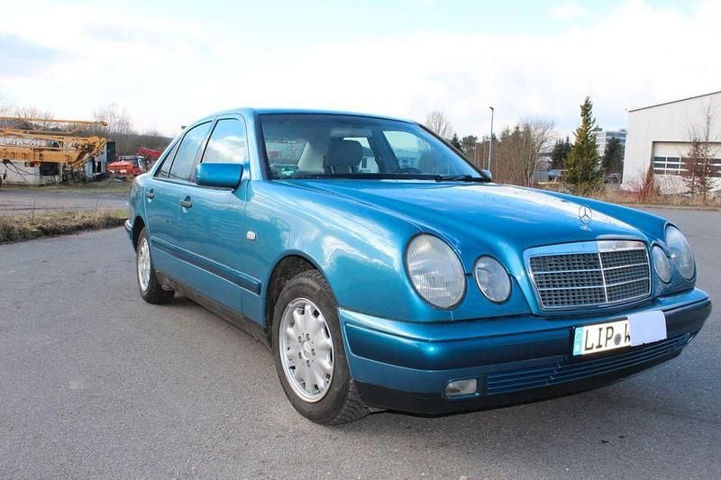 Blau Gebraucht 1999 Mercedes E200 Classic Limousine | 5.477 € (Teuer) - Bild 1/4