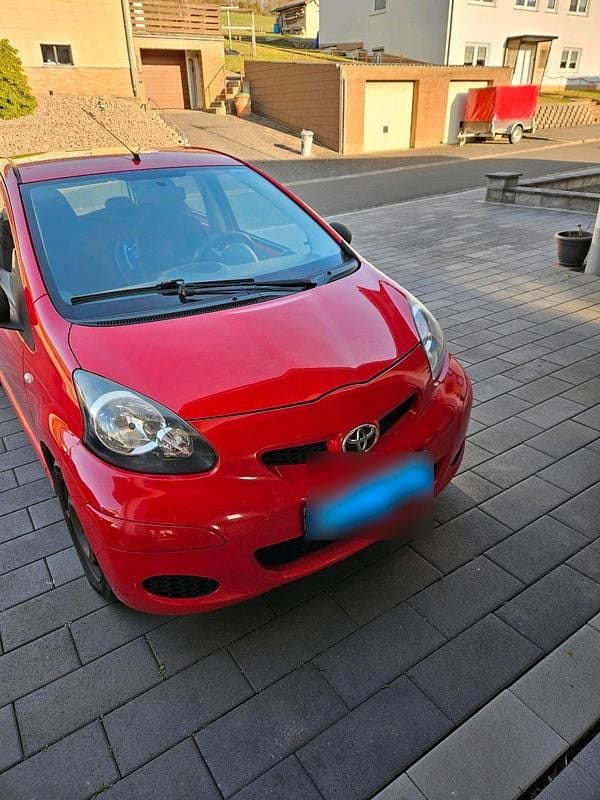 Gebraucht Toyota Aygo 68 PS (50 kW) 2010 Rot Kleinwagen