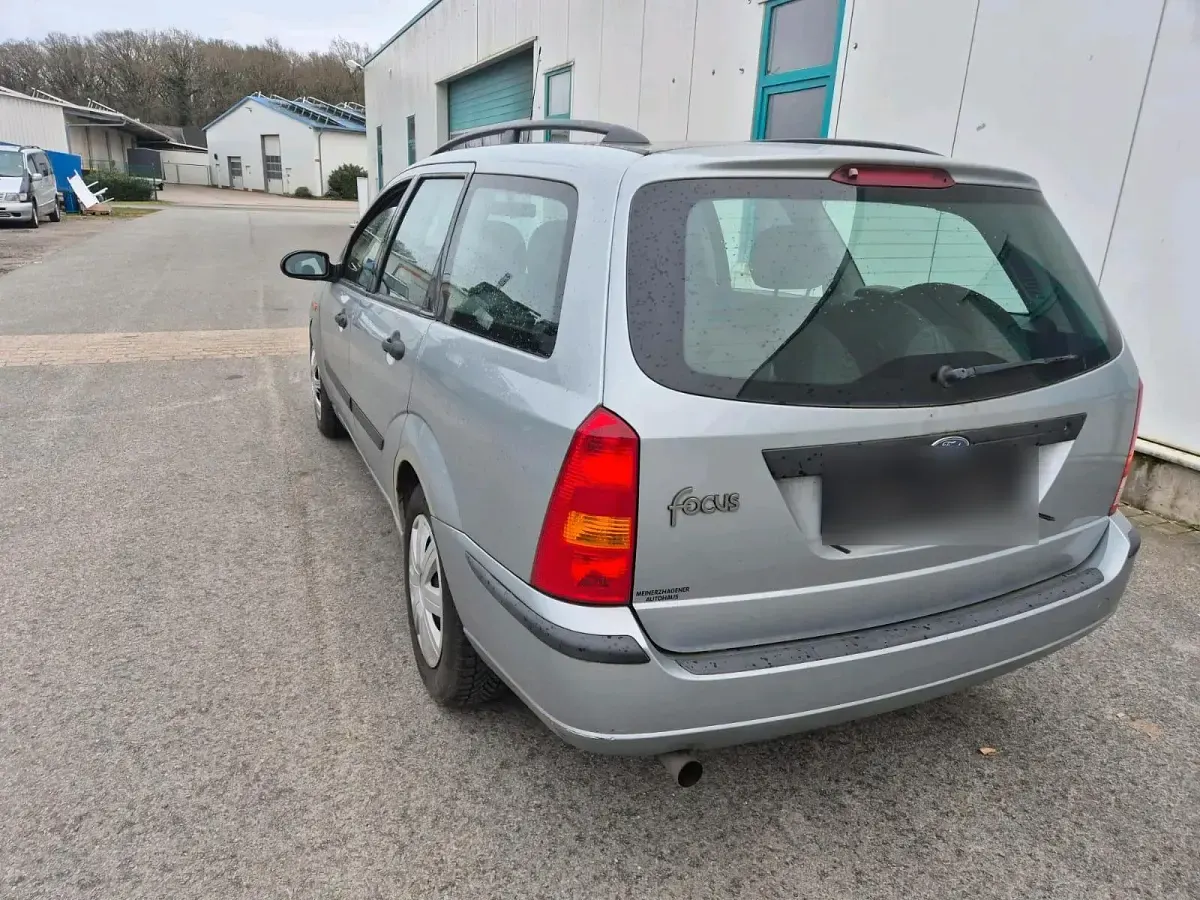 Usado Ford Focus 116 CV (85 kW) 2004 Plateado Familiar