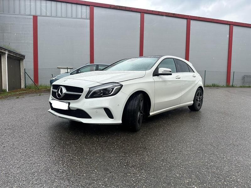 Weiß Gebraucht 2016 Mercedes A180 Kleinwagen | 14.500 € (Fairer Preis) - Bild 1/4