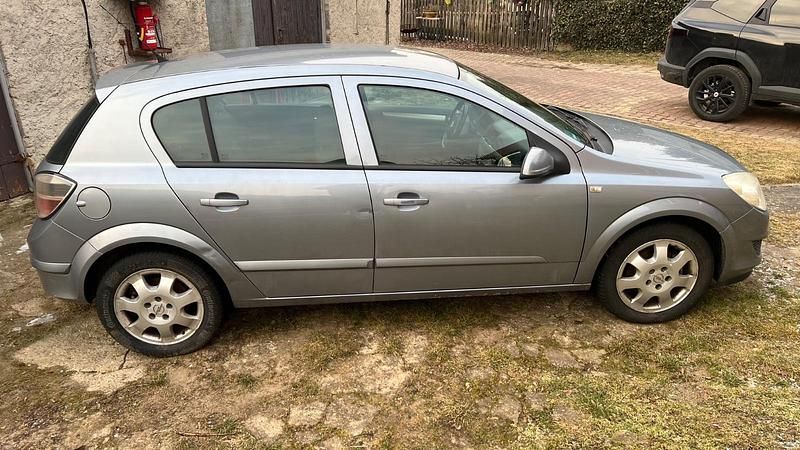 Gebraucht Opel Astra 105 PS (77 kW) 2007 Grau Limousine