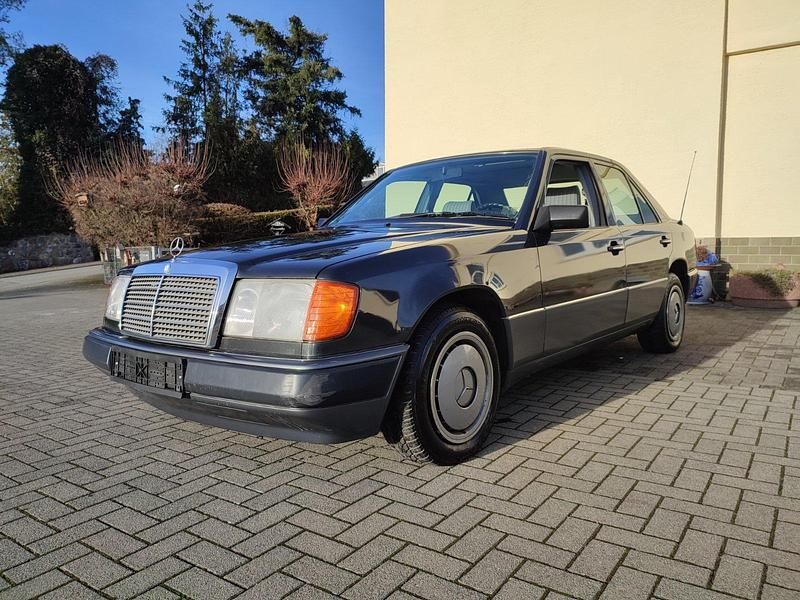 Gebraucht Mercedes E230 132 PS (97 kW) 1992 Schwarz Limousine