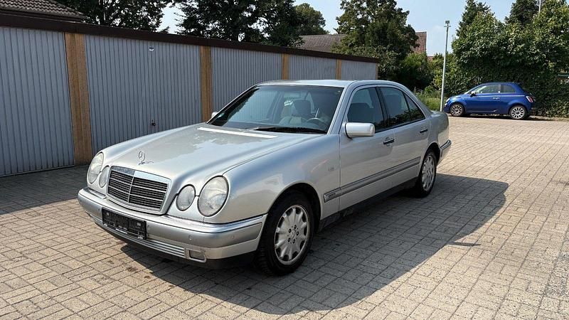Silber Gebraucht 1997 Mercedes E280 Elegance Limousine | 3.333 € (Superpreis) - Bild 1/4