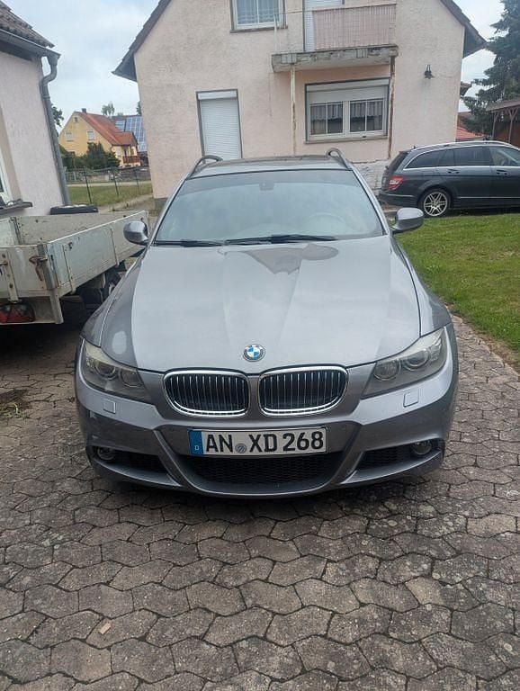 Grau Gebraucht 2009 BMW 325 M Sport Kombi | 11.200 € (Fairer Preis) - Bild 1/4