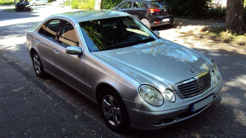 Silber Gebraucht 2004 Mercedes E200 Classic Limousine | 3.950 € (Guter Preis) - Bild 1/4