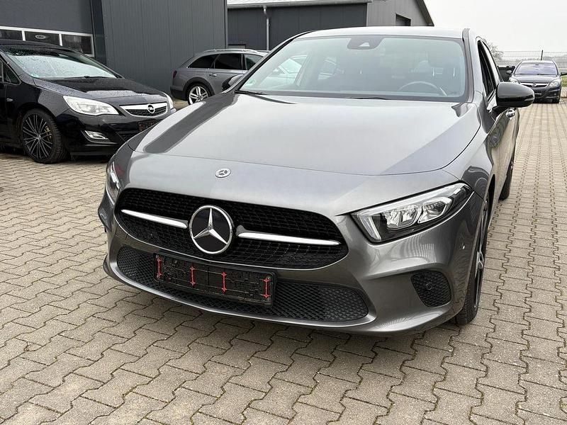 Grau Gebraucht 2019 Mercedes A200 Limousine | 13.500 € - Bild 1/4