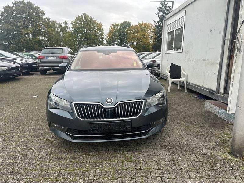 Grau Gebraucht 2019 Skoda Superb Ambition Kombi | 13.999 € (Guter Preis) - Bild 1/4