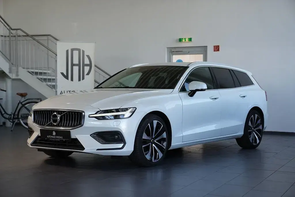 Gebraucht Volvo V60 Inscription 190 PS (139 kW) 2020 Crystal white / Kombi