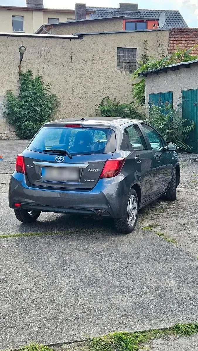 Gebraucht Toyota Yaris 73 PS (53 kW) 2016 Grau Kleinwagen
