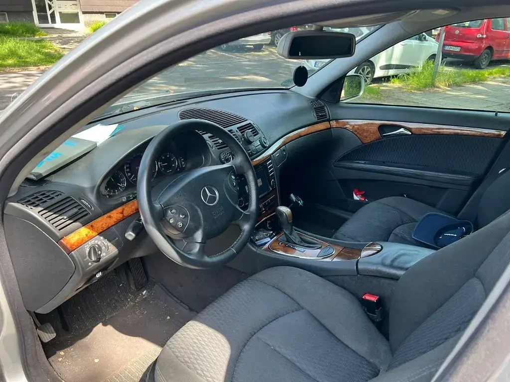 Usado Mercedes E220 Elegance 150 CV (110 kW) 2004 Plateado Berlina