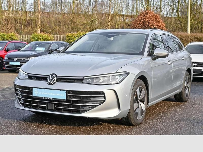 Oyster silver metallic Gebraucht 2024 VW Passat Elegance Kombi | 39.990 € (Fairer Preis) - Bild 1/4