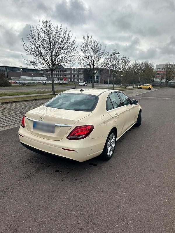 Gebraucht Mercedes E200 150 PS (110 kW) 2018 Gelb Limousine