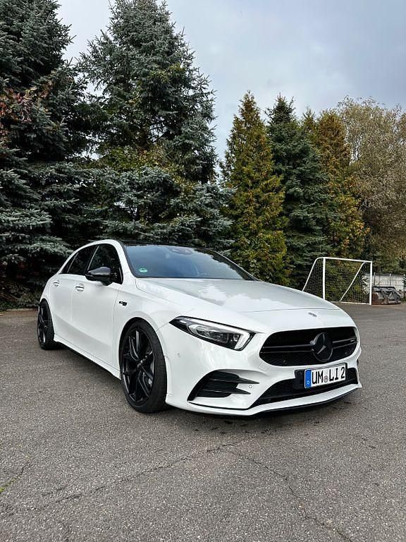 Weiß Gebraucht 2022 Mercedes A35 AMG Advanced Plus Limousine | 37.600 € (Fairer Preis) - Bild 1/4