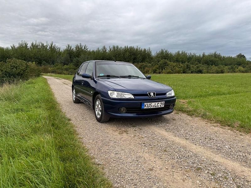 Blau Gebraucht 2000 Peugeot 306 Limousine | 1.795 € (Teuer) - Bild 1/4