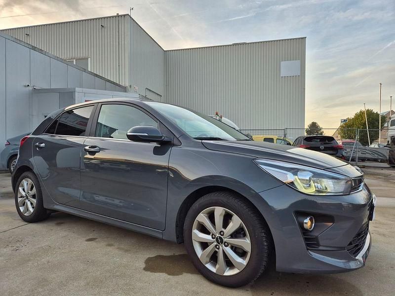 Grau Gebraucht 2023 Kia Rio Limousine | 16.950 € (Fairer Preis) - Bild 1/4