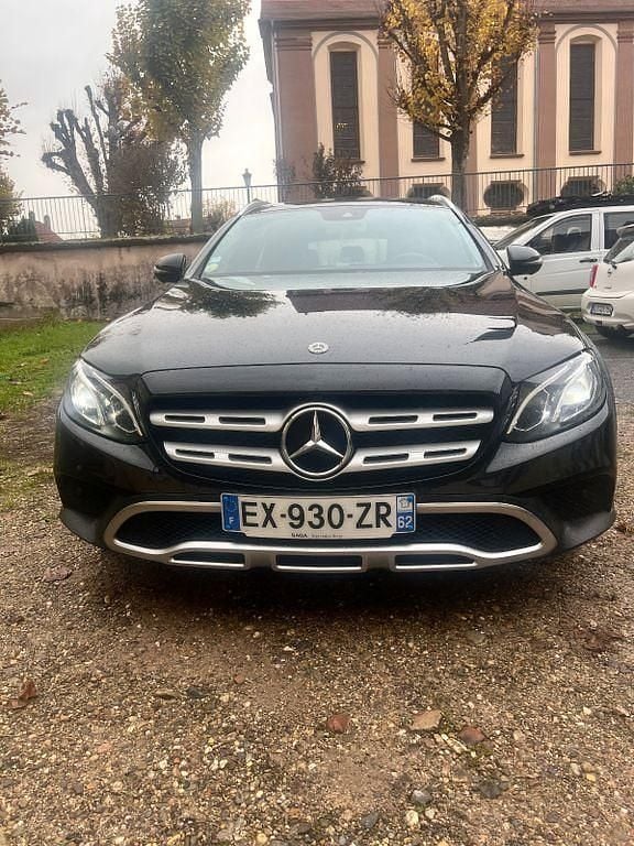 Schwarz Gebraucht 2018 Mercedes E220 Limousine | 19.000 € (Superpreis) - Bild 1/4