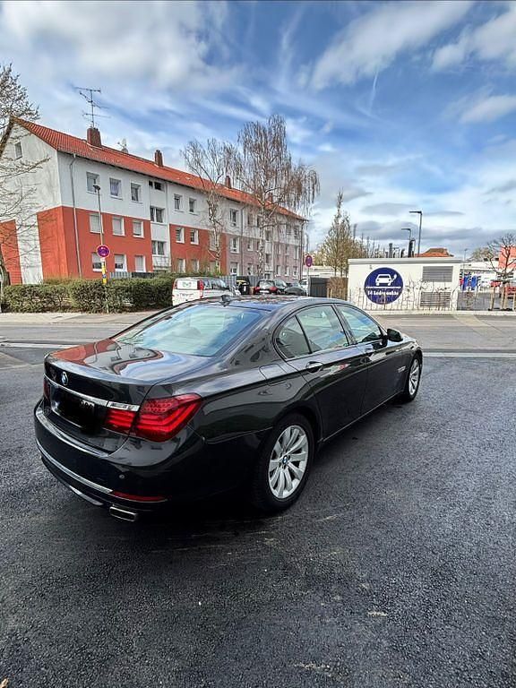 Gebraucht BMW 740 313 PS (230 kW) 2013 Grau Limousine