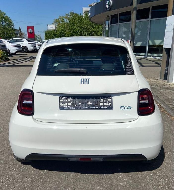 Gebraucht Fiat 500e Basis 86 kW (118 PS) 2023 Colore esterno (arktis weiß) Limousine