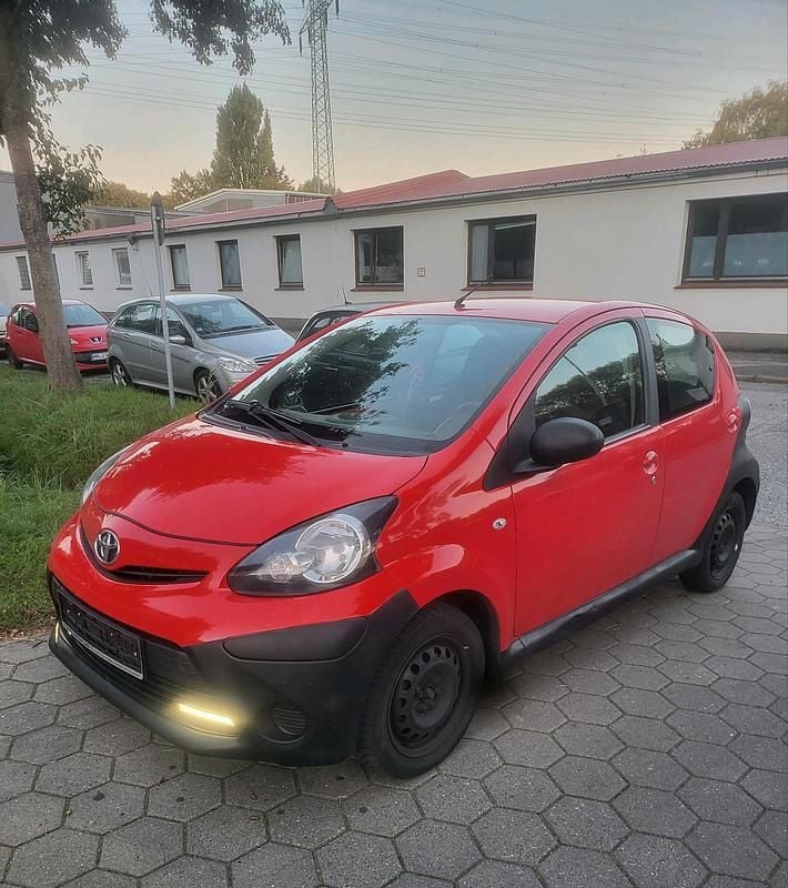 Rot Gebraucht 2013 Toyota Aygo Kleinwagen | 1.300 € (Superpreis) - Bild 1/4