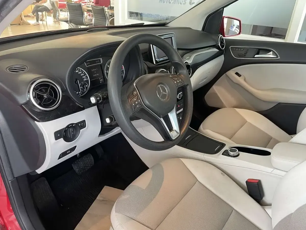 Gebraucht Mercedes B180 122 PS (89 kW) 2014 Rot Kleinwagen
